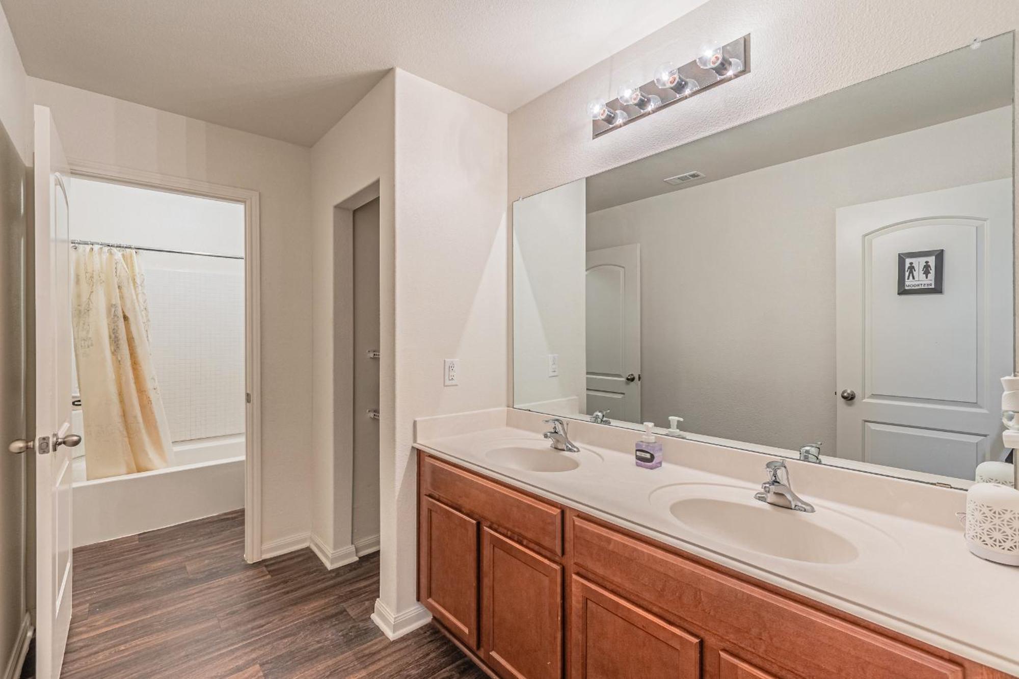 Luxury 5Br Dallas Retreat With Business Amenities - Perfect For Business Travelers, Families & Groups 외부 사진