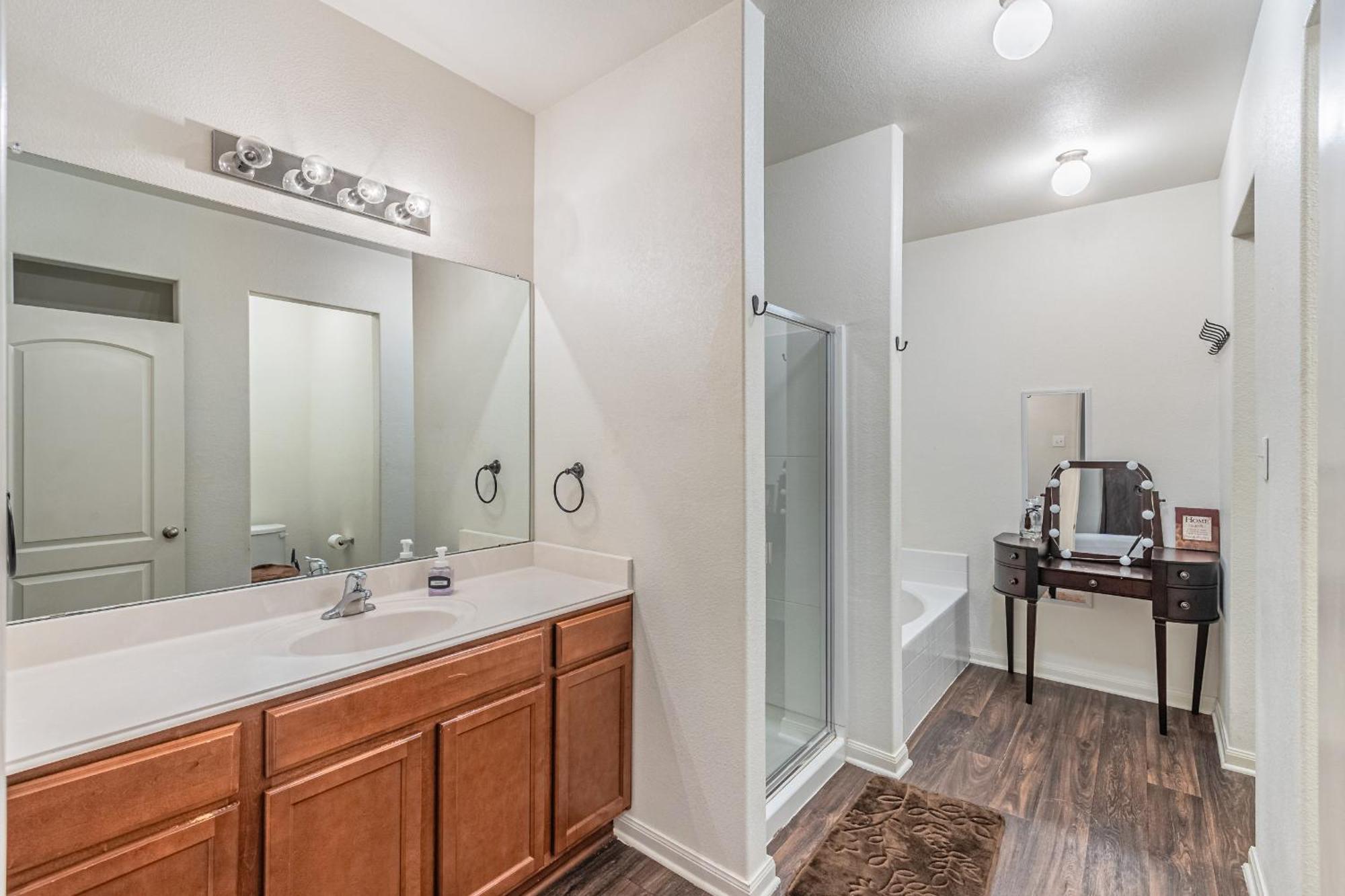 Luxury 5Br Dallas Retreat With Business Amenities - Perfect For Business Travelers, Families & Groups 외부 사진